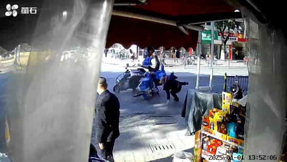 Collision between blue tricycle and delivery motorcycle captured in Jiangsu, China