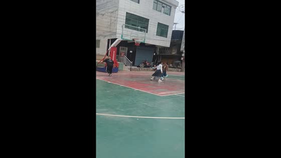 Consecutive missed shots hit child under basket in Guangdong, China