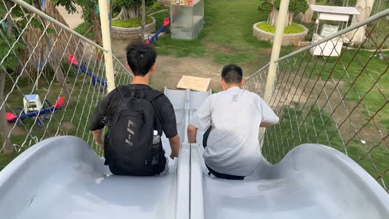 Man slides headfirst down playground slide in Henan, China