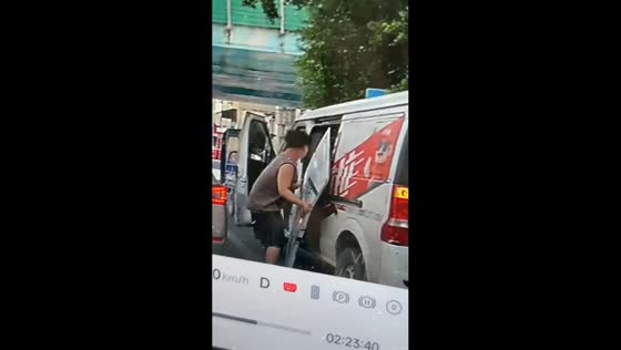 Van door suddenly detaches while driver opens it in Guangdong, China