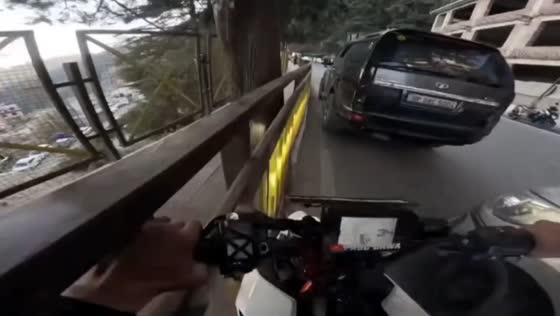 Biker narrowly avoids crash after sudden obstacle in Himachal Pradesh, India