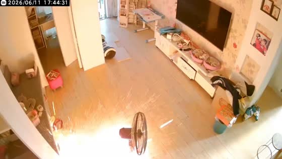 Electrical fire spreads from outlet inside home in Jiangsu, China