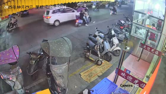 Pedestrian struck by electric bike on busy road in Guangdong, China