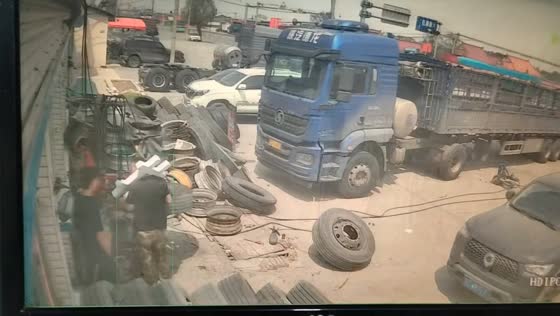 Styrofoam mishap causes laughter during work in Liaoning, China
