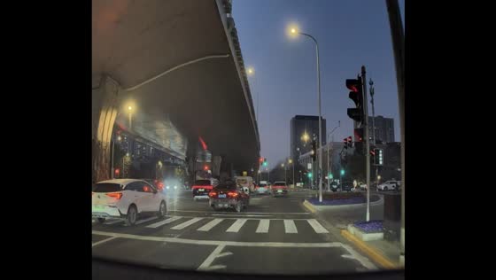 Dashcam captures car driving without rear bumper in Shanghai, China