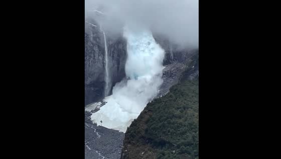 The impressive descent of a huge amount of ice from the mountain in Aysén, Chile