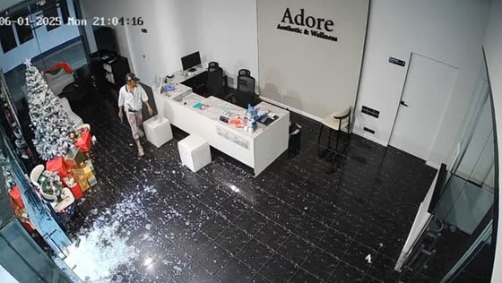Thief breaks glass door to rob Adore Clinic in Bangkok, Thailand