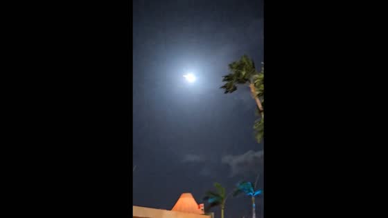 Meteor streaks across sky in Aruba