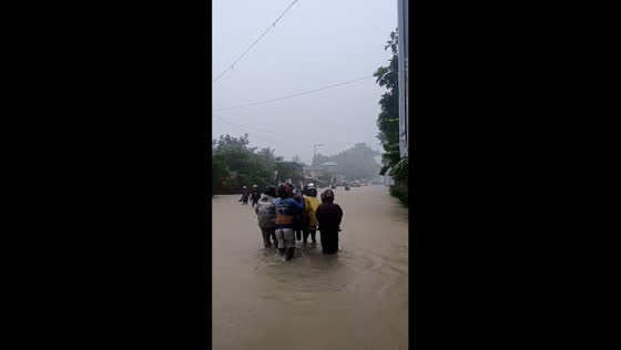 Motorists Join Forces to Lift Motorcycle Through Deep Floodwaters in Sorsogon City, Philippines