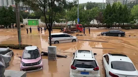 Flash flood inundates highway exit in Lüliang after torrential rain in Shanxi, China
