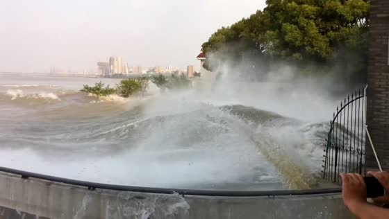 Powerful Qiantang River tidal bore surges amid typhoon conditions in Zhejiang, China
