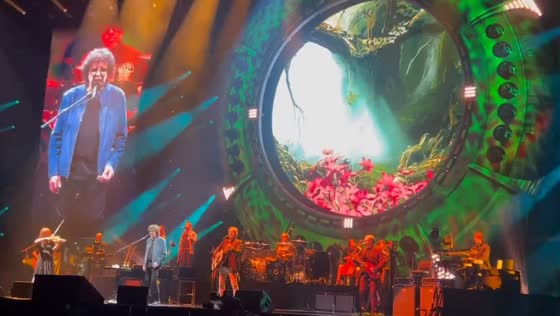 Fans sing along at Jeff Lynne & ELO farewell show in Manchester, England