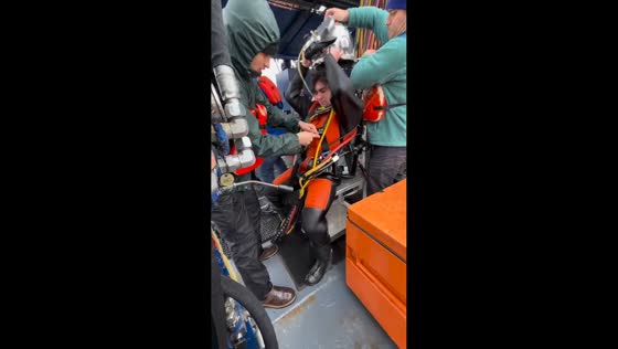 Deep sea welder prepares for decompression chamber in Seattle, USA