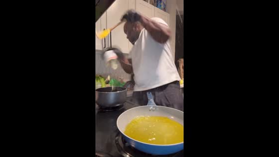 Popping oil scare while prepping to cook in Austin, Texas, USA