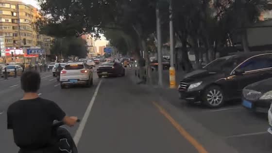 E-bike rider collides with turning car in Liaoning, China
