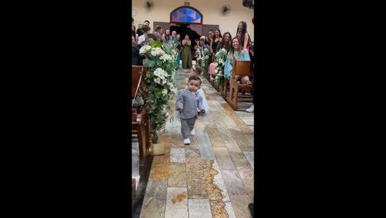 Adorable children walk down the aisle in Marília, Brazil