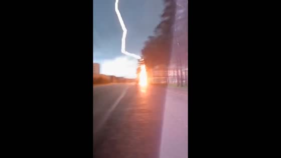 Lightning strikes pole near children in Prokopyevsk amid severe weather