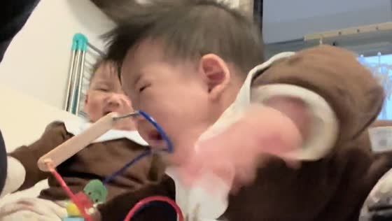 Babies in Shanghai get scared and scramble when person blows nose