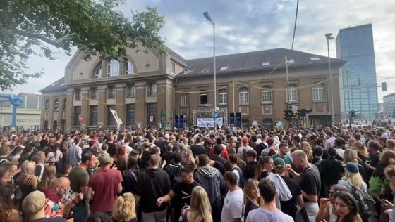 Berliners take to the streets for climate: raving against A100 motorway extension