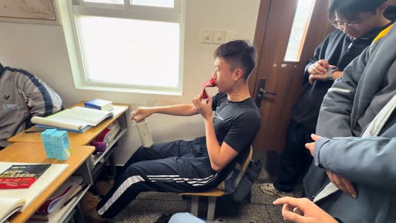 Student creates DIY driving sound with soda can in Zhejiang, China