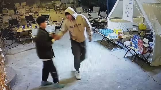 Man accidentally kicks passerby while practicing in Yunnan, China