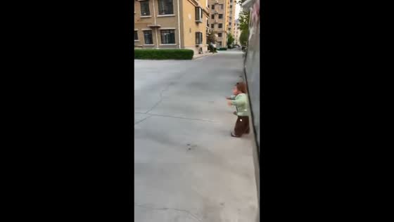 Toddler bumps head on sign while walking in Shandong, China