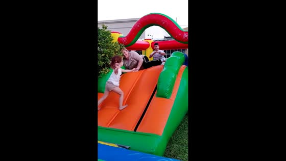 Grandmother slips while playing on inflatable slide with grandchildren in Roldán, Argentina