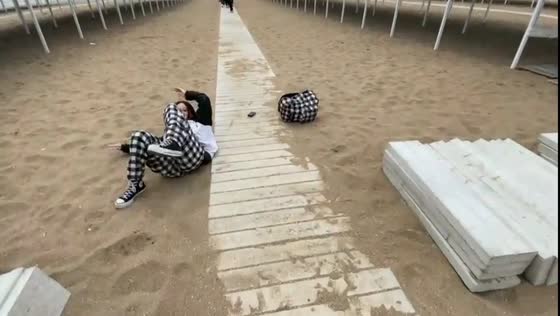 Unexpected fall: pavement mishap caught on camera in Mar del Plata