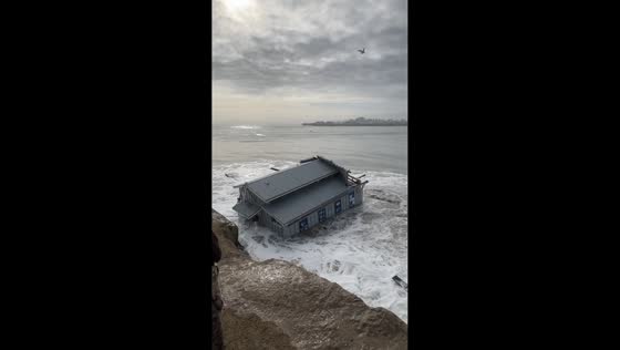 High surf and flooding wreak havoc on coast in California, USA