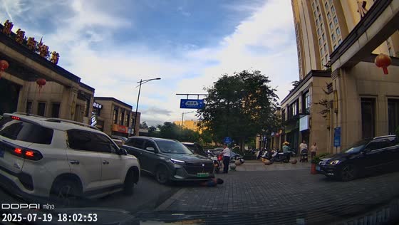 Man pinned by motorcycle then hit by car in Zhejiang, China