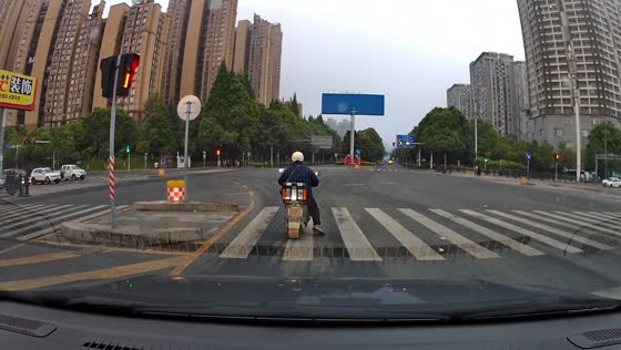 Car spins out after speeding through intersection in Guizhou, China