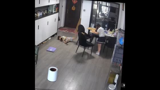 Child falls off chair while balancing in Hunan, China