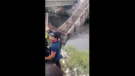 Terrifying moment: pedestrian bridge collapses into river during crossing