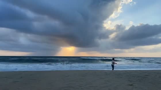 Timelapse captures sunrise in Nags Head, North Carolina, USA