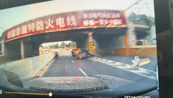 SUV crashes into bridge pillar causing secondary collision in Liaoning, China
