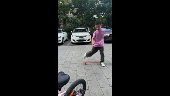 Boy's spinning toy takes an unexpected turn in Hebei, China