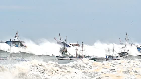 Tsunami causes severe damage in El Ñuro, Piura, Peru