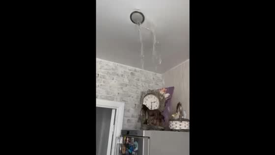 Flooding in Moscow apartment: water breaks through ceilings and sockets