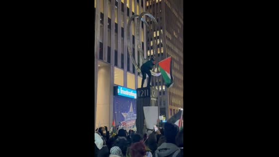 Pro-Palestine protest erupts at W48th and 6th Ave, demanding end to occupation in Gaza
