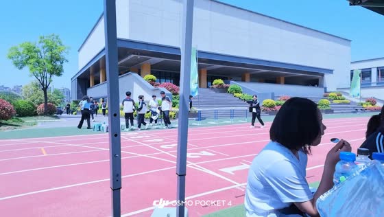 Girl falls after failed jump over sports fence in Shaanxi, China
