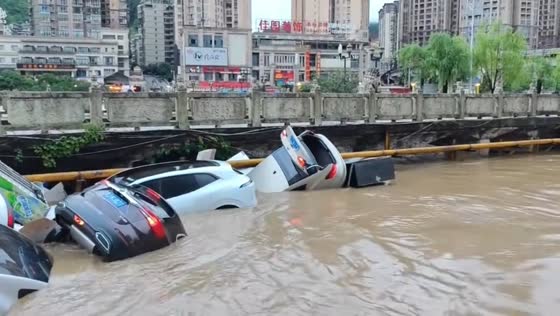 Flash floods sweep vehicles through streets in Guizhou, China