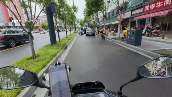 Motorcyclist crashes while avoiding a car door in Jiangsu, China