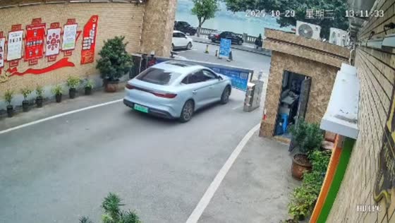 Car crashes through gate and nearly falls into lake in Sichuan, China