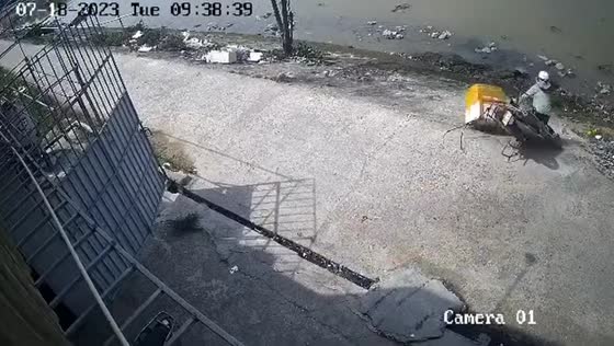 Unfortunate departure: motorbike mishap captured on camera in Nghe An, Vietnam