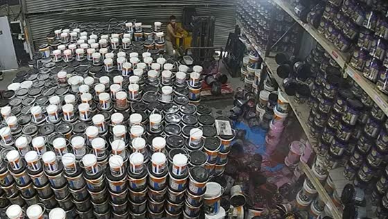 Shelves shake causing buckets to fall in Merlo, Argentina