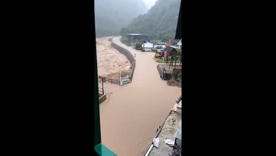 Flash flood surges through mountain valley in Hunan, China