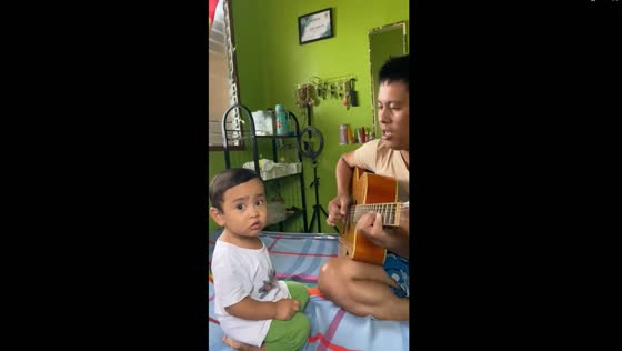 Musical bonding: father-son duet creates heartwarming twinkle twinkle symphony
