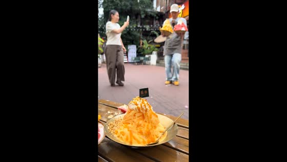 Man's dessert delivery ends in a double drop in Sichuan, China