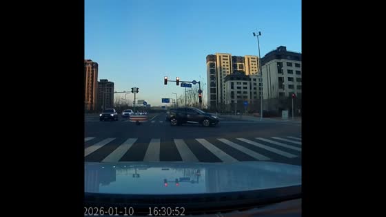 Child falls from rear door of turning vehicle in Beijing, China