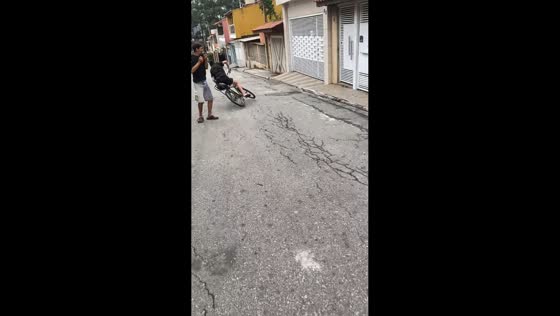 Bicycle banking attempt ends in fall in São Paulo, Brazil